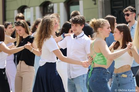 Kamnik danes v znamenju maturantske četvorke, v kateri je zaplesalo preko 200 maturantk in maturantov (97)